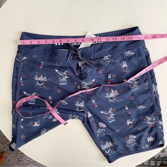 Travis Mathew Men’s Boardshorts Size 33 Flag Sweet Land of Beer - Picture 7 of 10